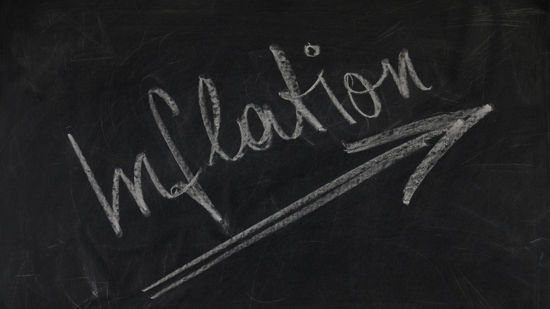 "inflation" écrit à la craie sur un tableau noir