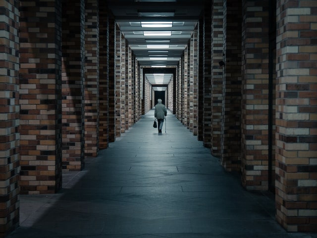Une personne marchant dans un couloir