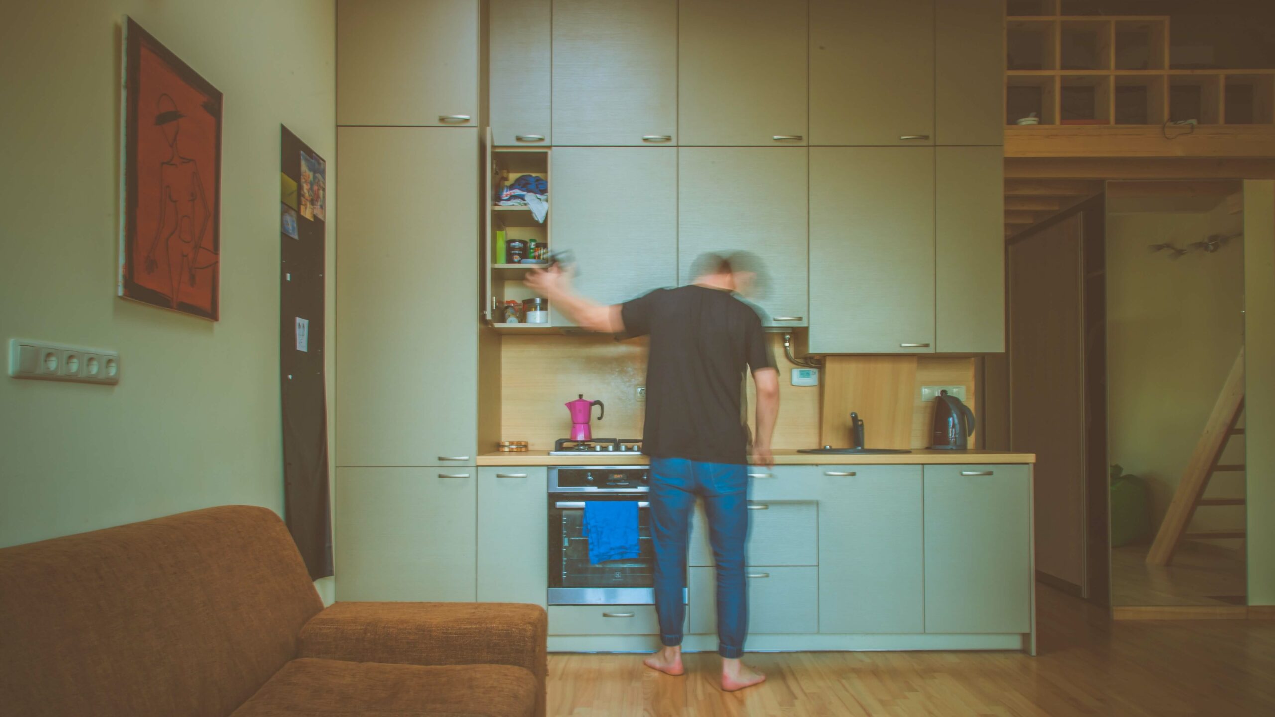 Un homme flou qui fait la cuisine