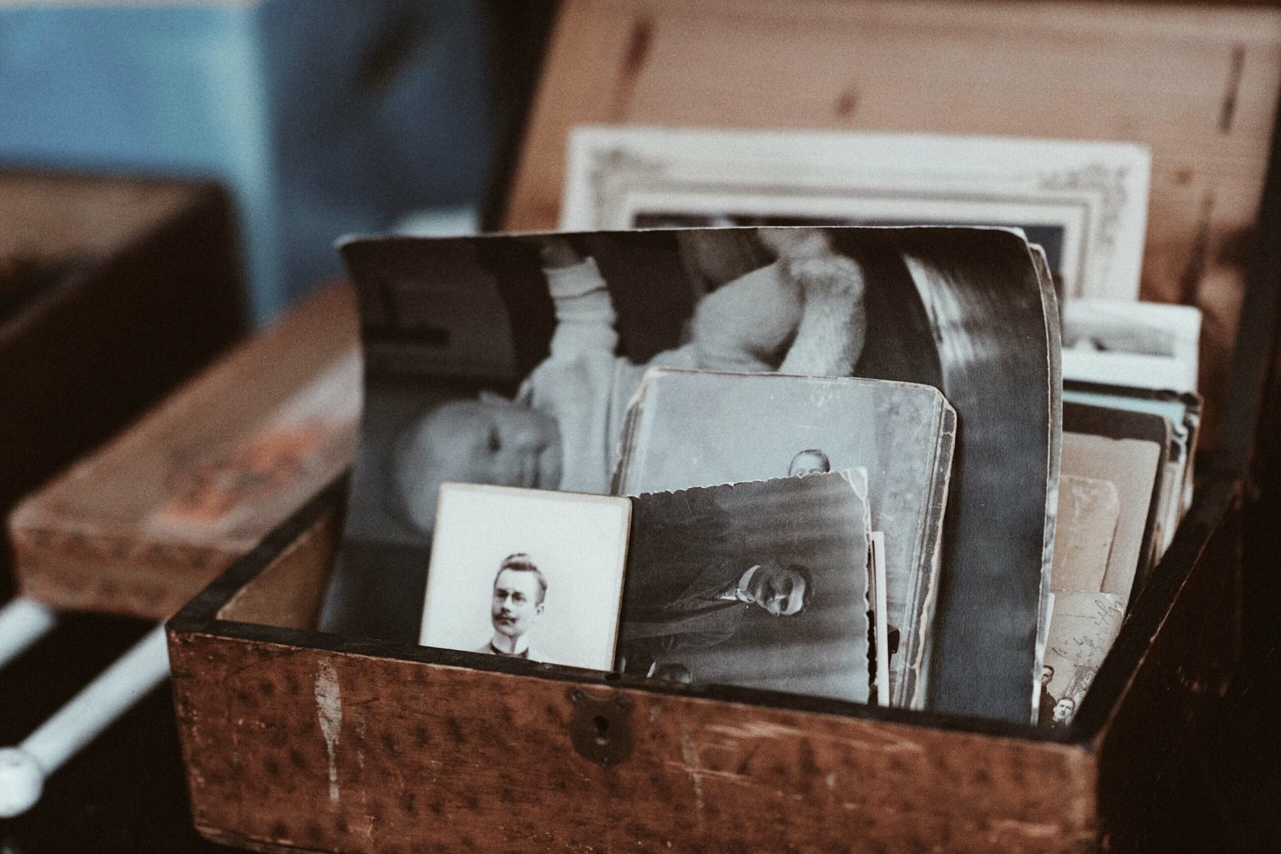 Une vielle boite en bois avec des photos anciennes