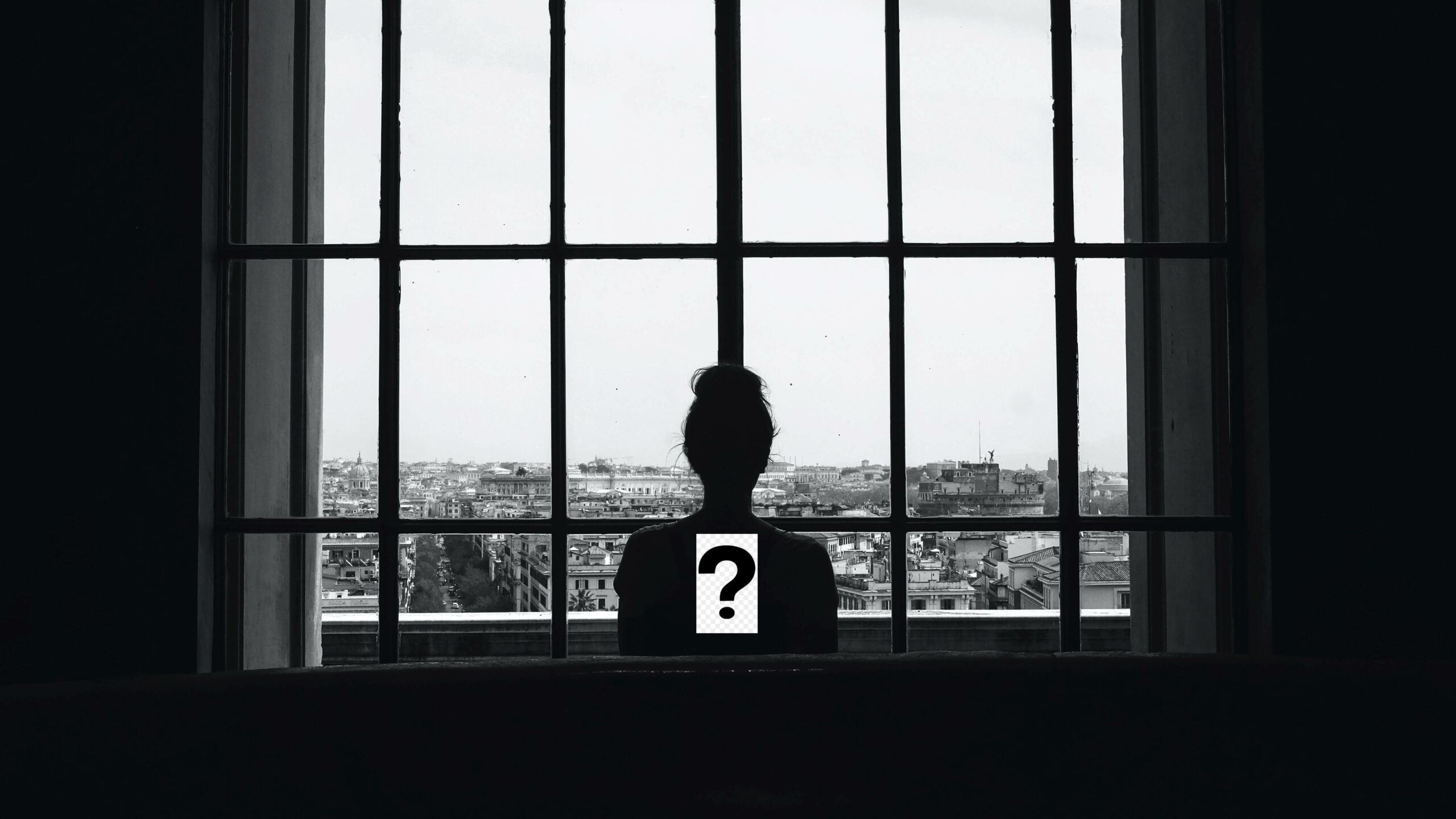 Une personne devant une fenêtre en noir et blanc