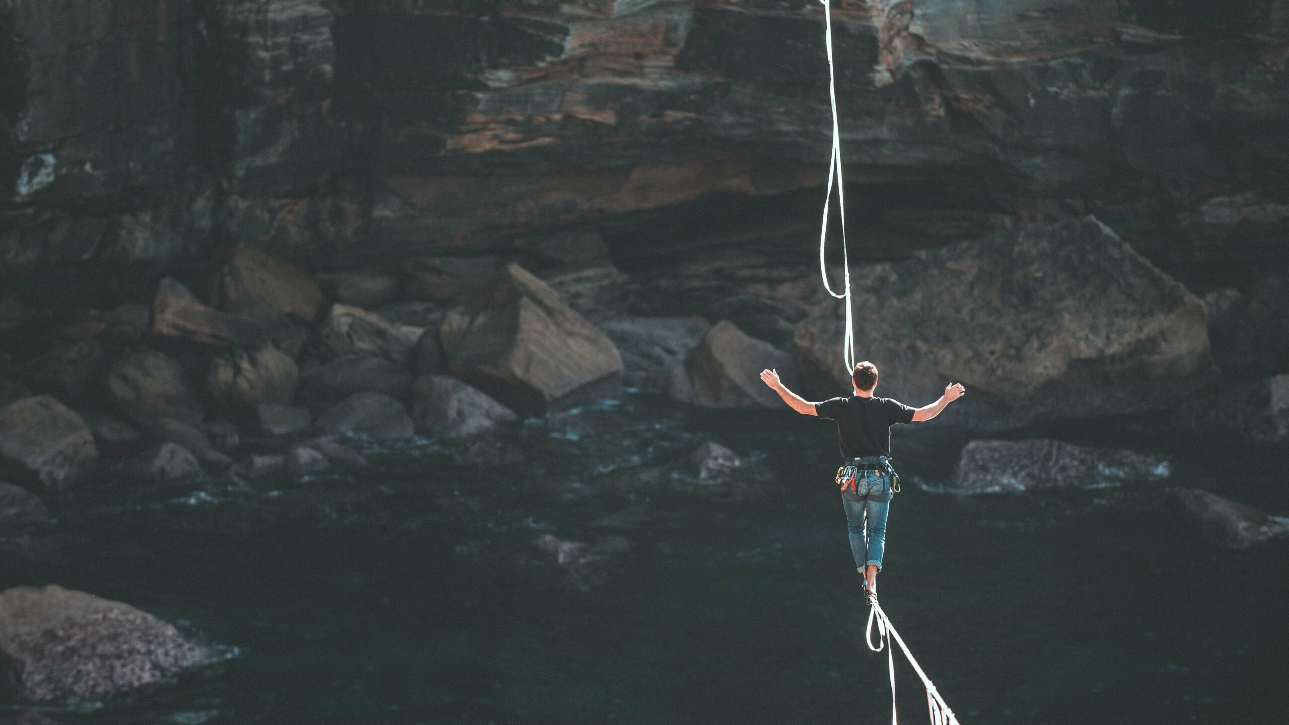 Un funambule au-dessus d'une falaise