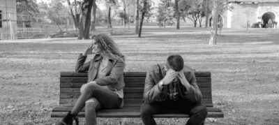 Deux personnes sur un banc