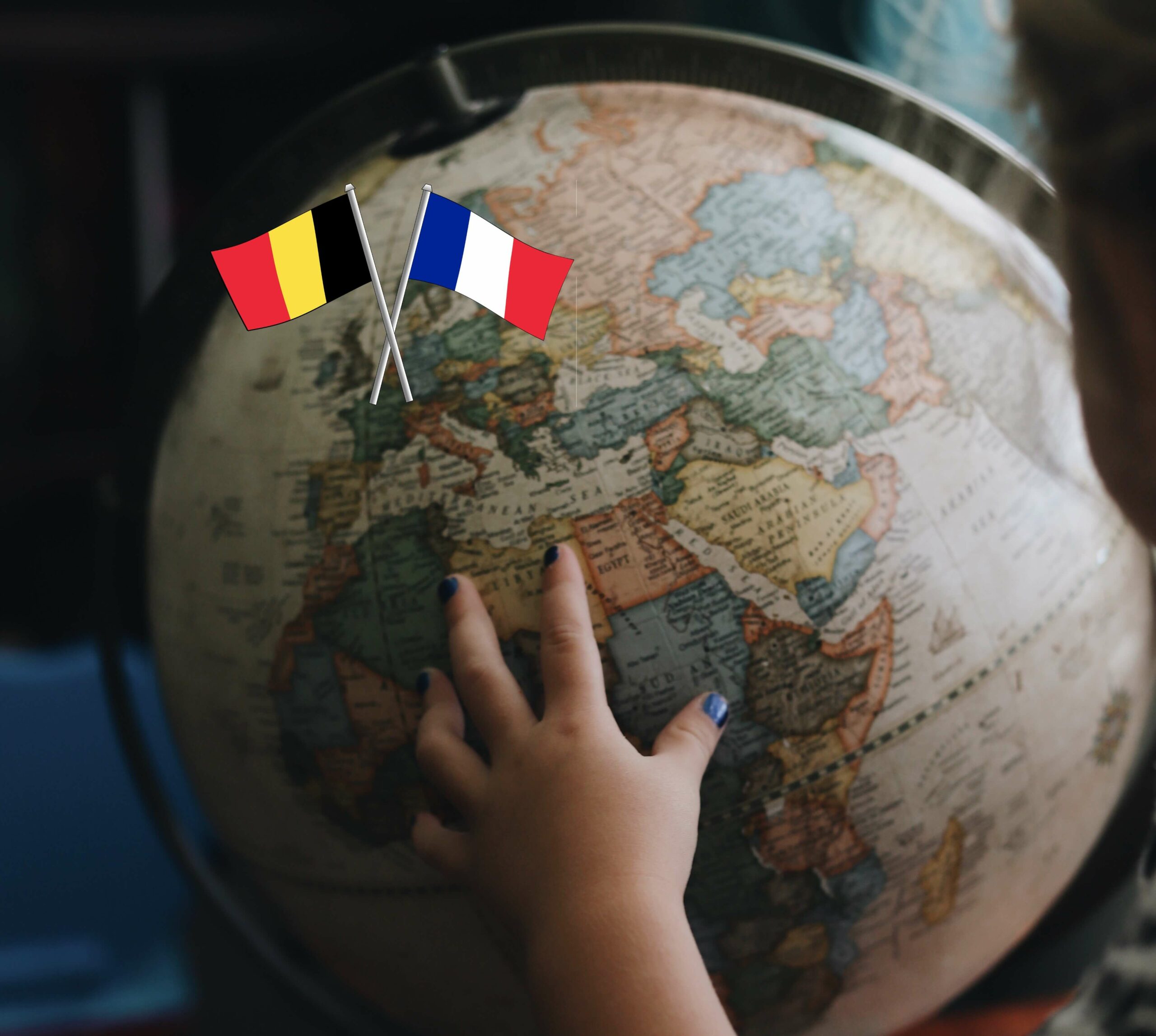 globe terrestre avec un drapeau français et un autre belge