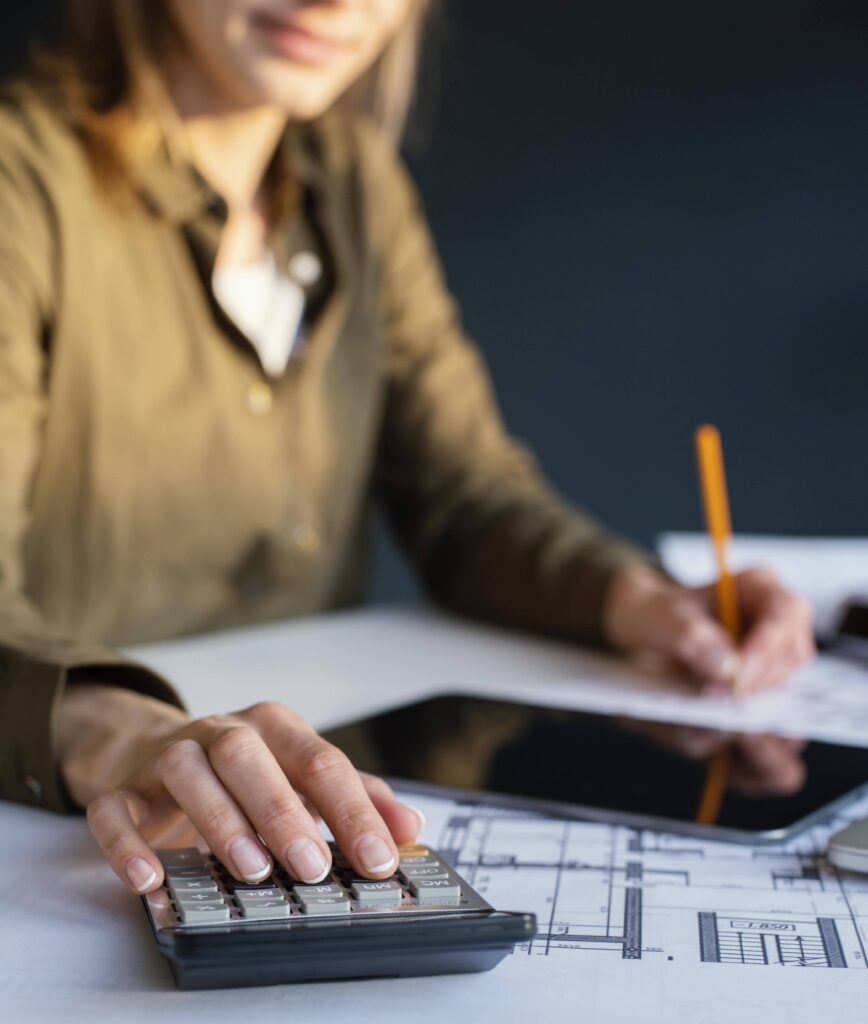 Une femme tapant sur une calculatrice